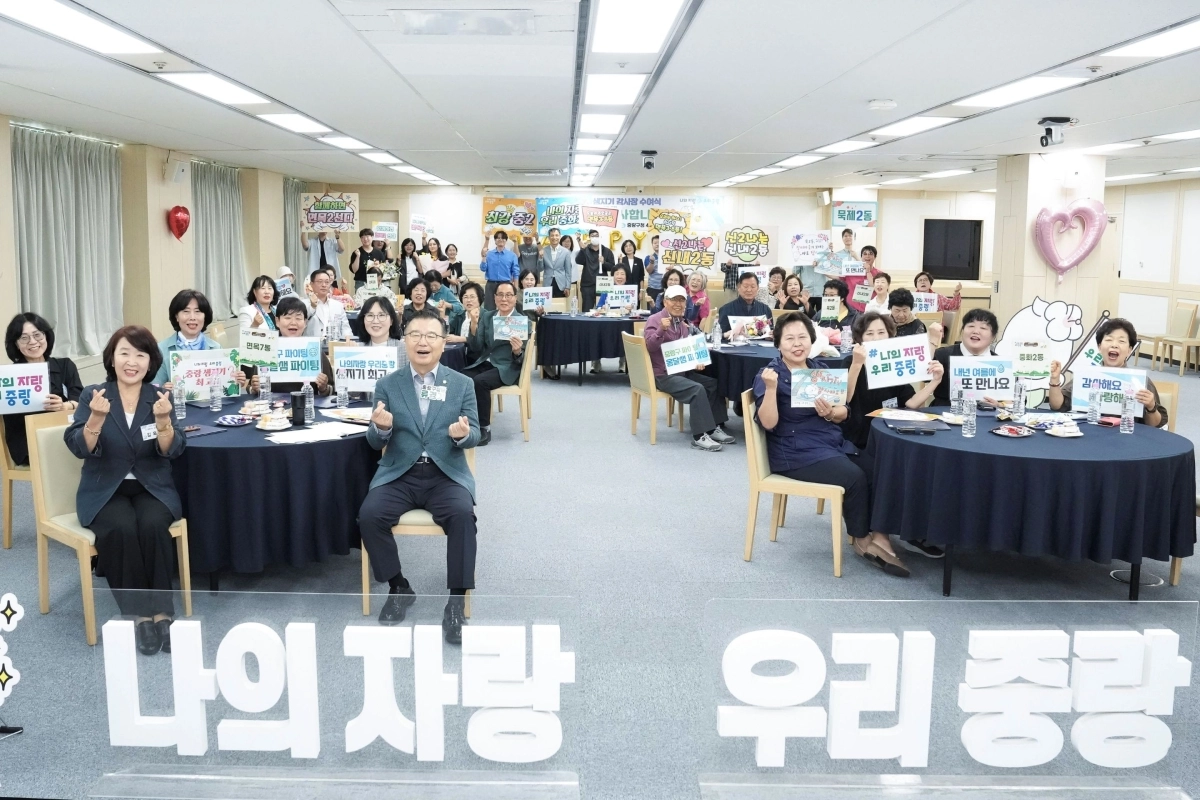 류경기(왼쪽 테이블·앞줄 두번째) 중랑구청장과 샘지기들이 지난달 30일 표창 수여식에 참석해 기념사진을 찍고 있다. 중랑구 제공