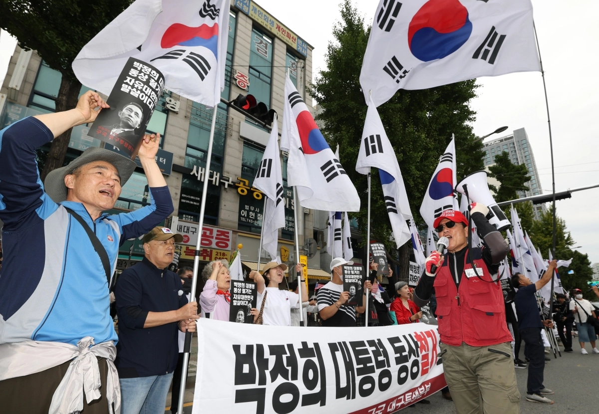 ‘박정희 동상 존치’ 환호하는 집회 참가자들