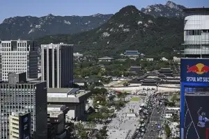 도심 상공에서 펼쳐진 아찔한 줄타기