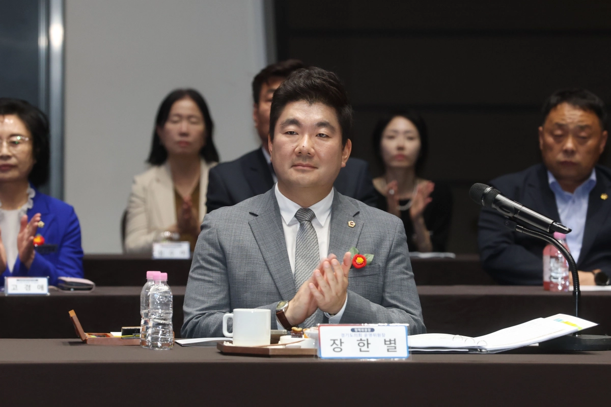 ▲장한별 경기도의회 의회운영위원장이 지난달 30일 여수 소노캄에서 열린 대한민국시도의회운영위원장협의회 정기회에 참석해 「법제업무 운영규정」 개정 촉구 건의안을 제출했다. (사진=경기도의회)
