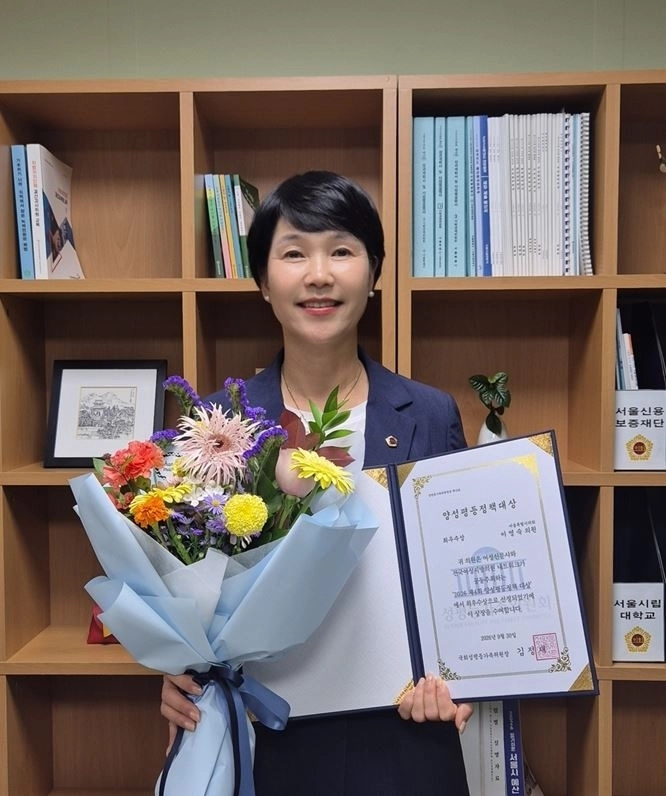 지난달 30일 국회도서관 대강당에서 열린 ‘제4회 양성평등정책대상’에서 지방의원 부문 최우수상을 수상한 이영숙 의원. 서울시의회 제공