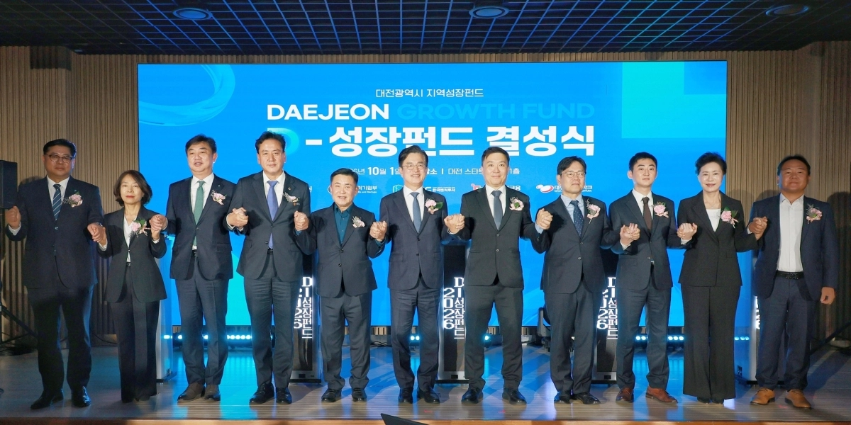 1일 대전 스타트업파크본부에서 허태정(사진 왼쪽에서 여섯번째) 대전시장과 중소벤처기업부 관계자 등이 참석한 가운데 ‘대전 D-성장펀드’ 결성식이 열렸다. 대전시 제공