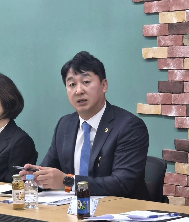 ▲ 지난 9월 30일 파주 산내중학교와 해솔중학교를 방문한 손성익 의원(사진=경기도의회)