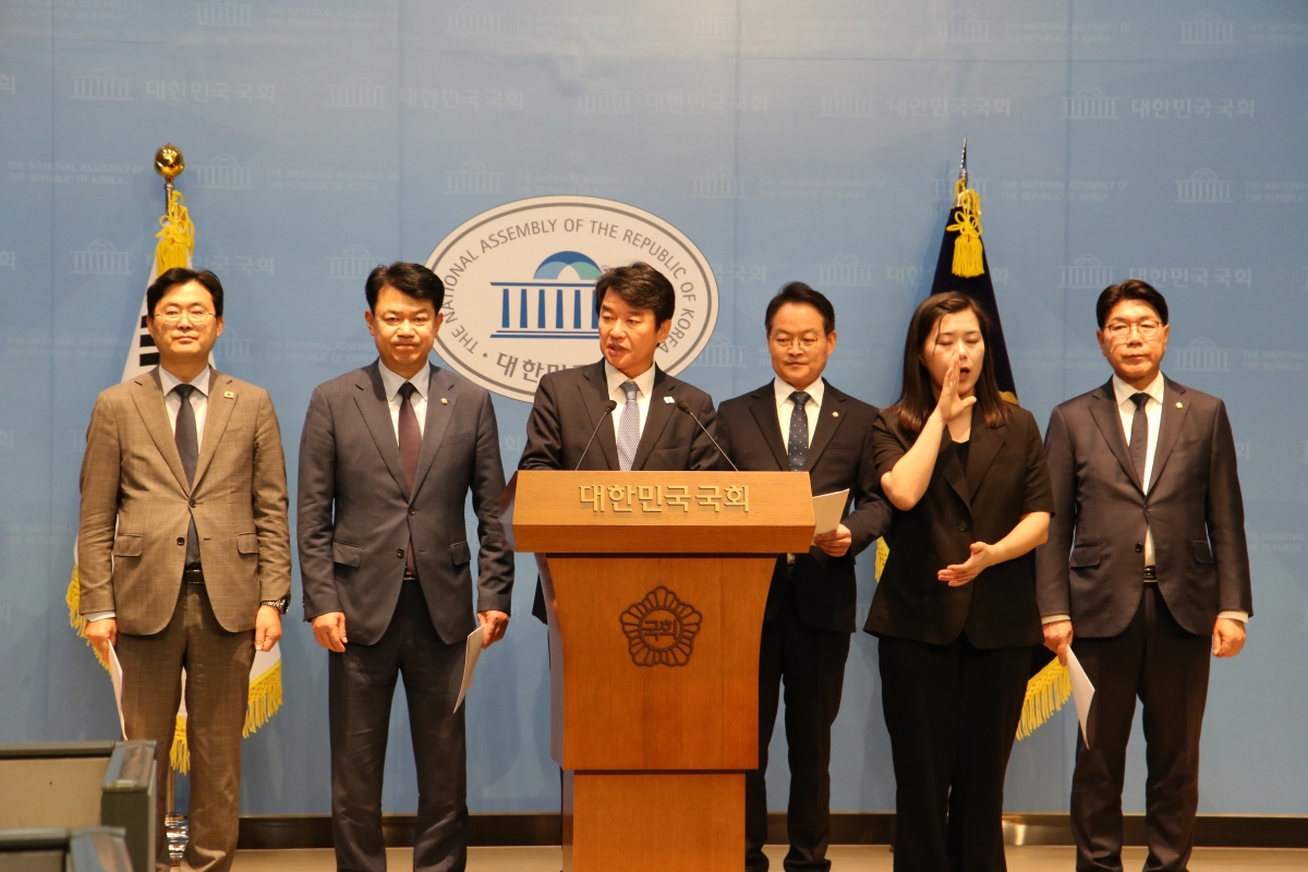 충남 천안·아산과 강원 춘천을 지역구로 둔 민주당 6명의 국회의원이 기자회견을 하고 있다. 문진석 의원실 제공