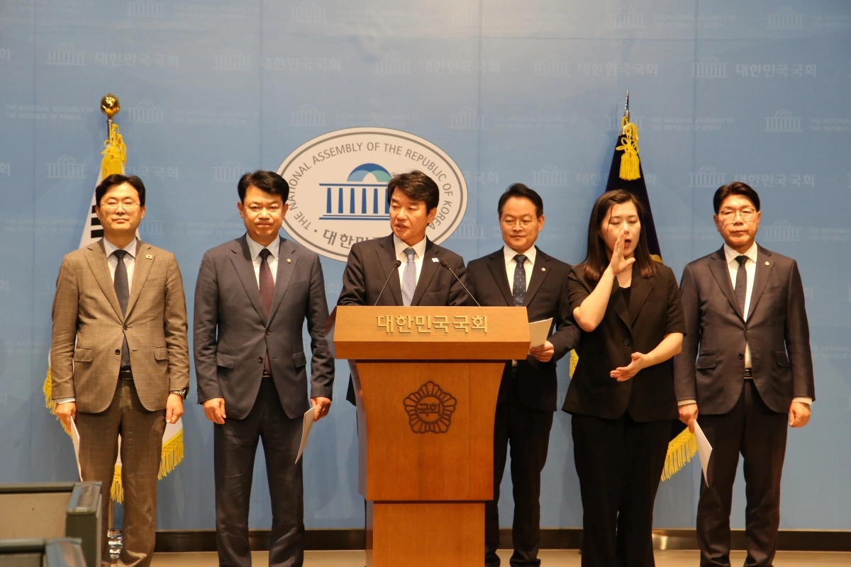 충남 천안·아산과 강원 춘천을 지역구로 둔 민주당 6명의 국회의원이 기자회견을 하고 있다. 문진석 의원실 제공