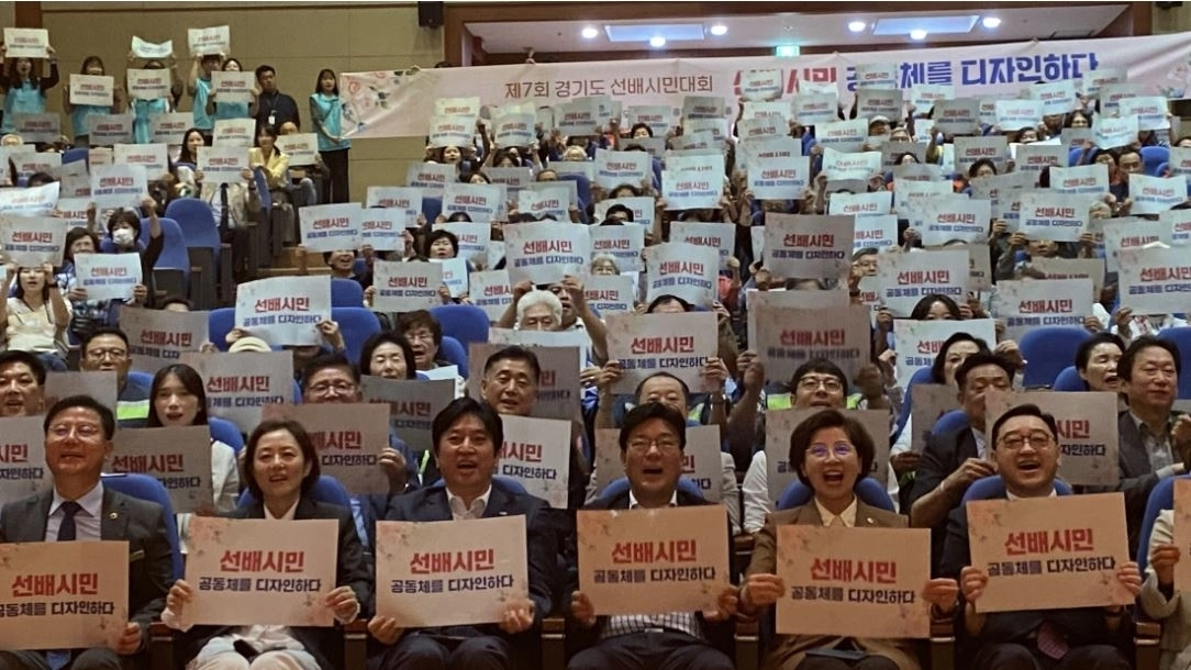 ▲ 지난달 30일 경기도경제과학진흥원에서 개최된 ‘제7회 경기도 선배시민대회’ 현장을 찾은 최만식 의원(사진=경기도의회)
