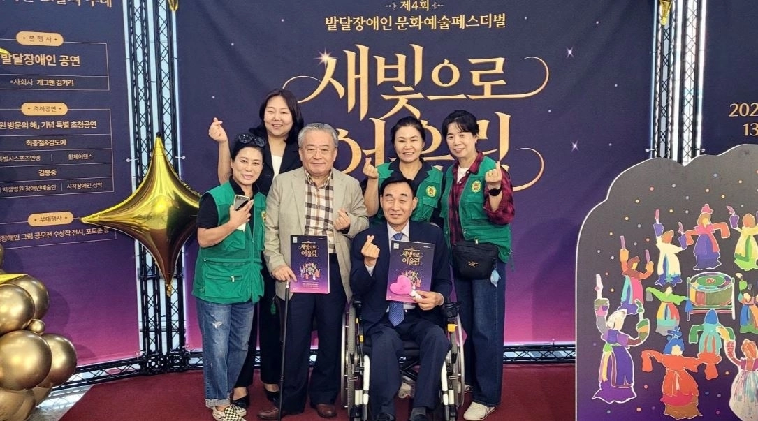 ▲ 지난달 30일 수원SK아트리움에서 열린 ‘제4회 발달장애인 문화예술페스티벌 새빛으로 어울림’에 참석한 김현덕 의원(사진=경기도의회)