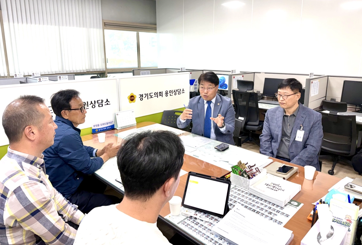 ▲김성태 의원이 1일 경기도의회 용인상담소에서 용인시 주택정비과 관계자 및 김량장 27블록 가로주택정비사업 조합원들과 정담회를 주재하며 행정절차 지원 방안을 논의하고 있다. (사진=경기도의회)