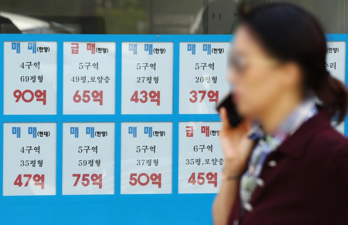 서울 아파트 매매가격이 역대 최장 상승 기록을 경신했다. 1일 한국부동산원이 발표한 9월 넷째 주(9월28일 기준) 주간 아파트 가격 동향에 따르면 서울 아파트 매매가격은 직전 주 대비 평균 0.09% 올랐다. 이로써 서울 매매가격은 작년 2월 첫째 주부터 86주째 올라 종전 최장 상승 기간인 2020년 6월 둘째 주∼2022년 1월 셋째 주(85주) 기록을 넘어섰다.  사진은 이날 서울 시내 한 부동산 중개업소 매물 안내문. 2026.10.1 연합뉴스