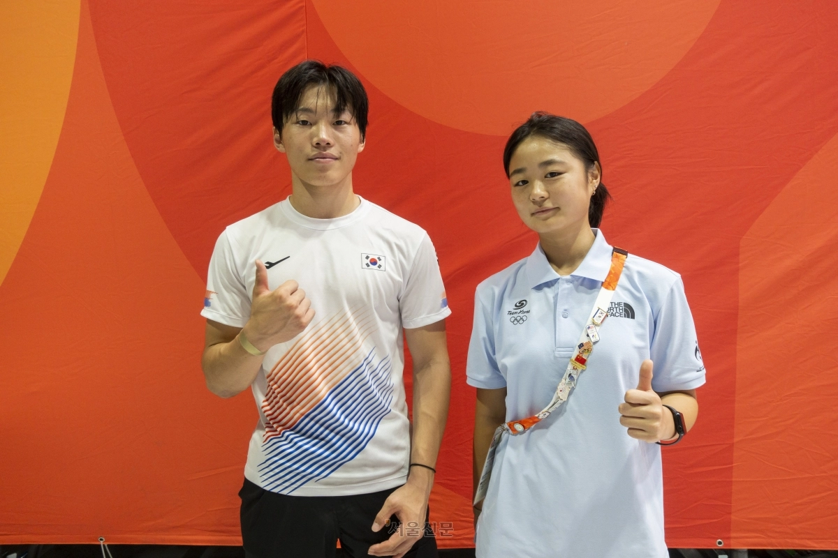 BMX 프리스타일 국가대표 김율(왼쪽)과 오시내가 27일 일본 도코나메 아이치 스카이 엑스포에서 열린 2026 아이치·나고야 아시안게임 사이클 BMX 프리스타일 파크 경기를 마치고 함께 기념사진을 찍고 있다. 2026.9.27 도코나메 류재민 기자