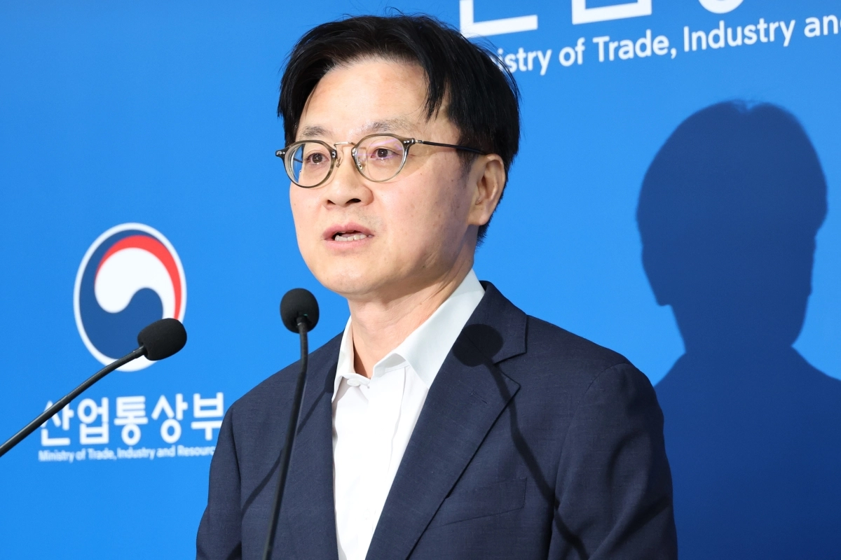 김정관 산업통상부 장관이 1일 세종시 정부세종청사에서 도널드 트럼프 미국 대통령이 발표한 한국의 대미 투자 프로젝트에 관해 설명하고 있다.  연합뉴스