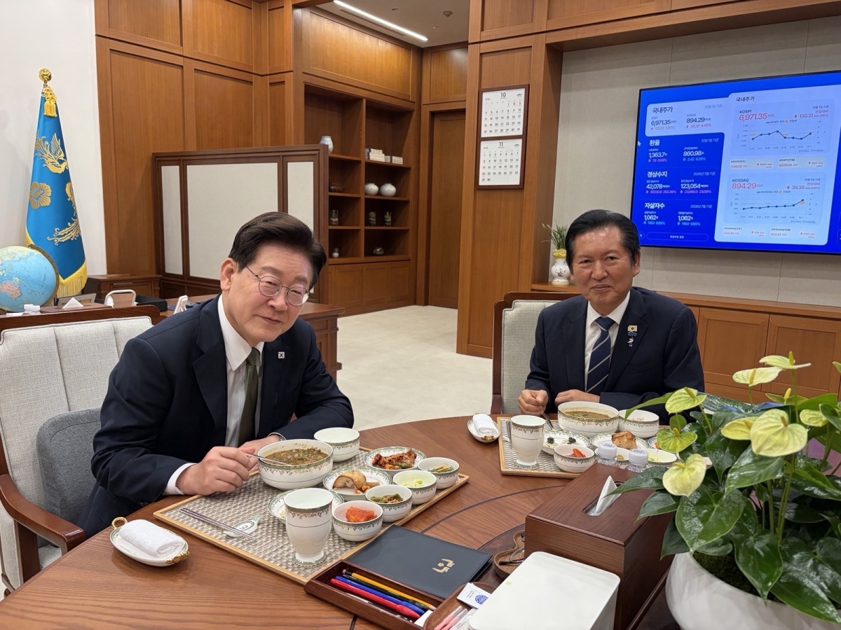 이재명 대통령이 1일 청와대에서 정청래 전 더불어민주당 대표와 만찬 도중 기념사진을 촬영하고 있다. 청와대 제공