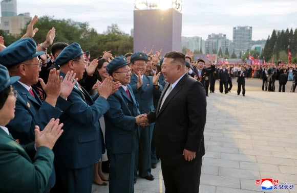 김정은 사망설 검증을 위해 함께 살펴본 과거 김일성종합대학 방문 및 주민들과의 만남 사진