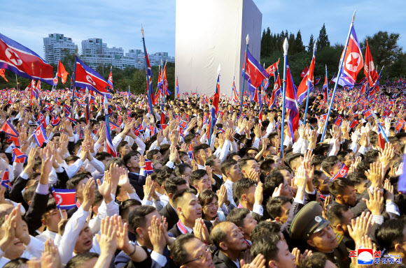 김정은 북한 국무위원장이 지난달 30일 창립 80주년을 맞은 김일성종합대학을 축하방문했다고 조선중앙통신이 1일 보도했다. 2026.10.1 평양 조선중앙통신=연합뉴스