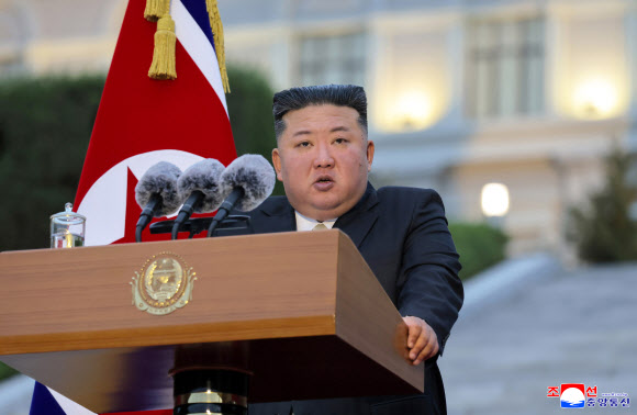 김정은 북한 국무위원장이 지난달 30일 창립 80주년을 맞은 김일성종합대학을 축하방문했다고 조선중앙통신이 1일 보도했다. 김 위원장이 연설하고 있다. 2026.10.1 평양 조선중앙통신=연합뉴스