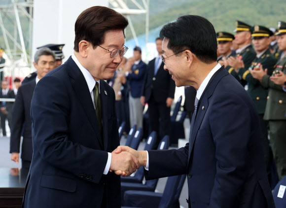 이재명 대통령과 조정식 국회의장이 1일 충남 계룡대에서 열린 제78주년 국군의 날 기념행사에서 악수하고 있다. 2026.10.1 연합뉴스