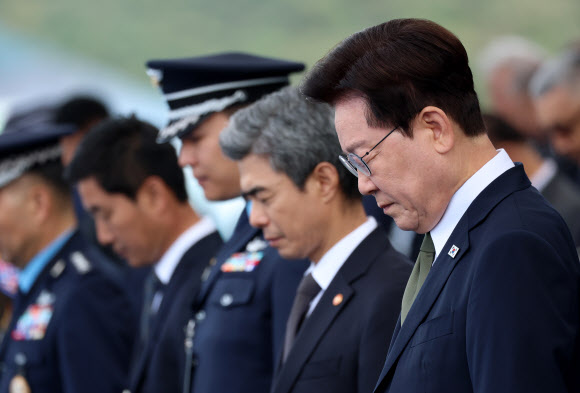 이재명 대통령이 1일 충남 계룡대에서 열린 제78주년 국군의 날 기념행사에서 묵념하고 있다. 2026.10.1 연합뉴스