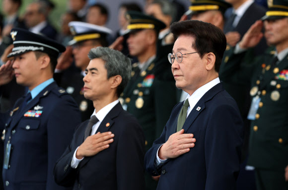 이재명 대통령이 1일 충남 계룡대에서 열린 제78주년 국군의 날 기념행사에서 국기에 경례하고 있다. 2026.10.1 연합뉴스