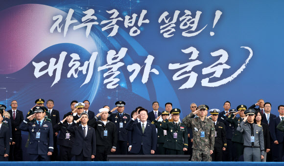이재명 대통령이 1일 충남 계룡대에서 열린 제78주년 국군의 날 기념행사에서 거수경례하고 있다. 2026.10.1 연합뉴스