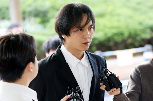 병역법 위반 혐의를 받는 가수 송민호가 1일 서울 서부지법에서 열리는 선고 공판에 출석하며 취재진 질문에 답하고 있다. 2026.10.1 연합뉴스