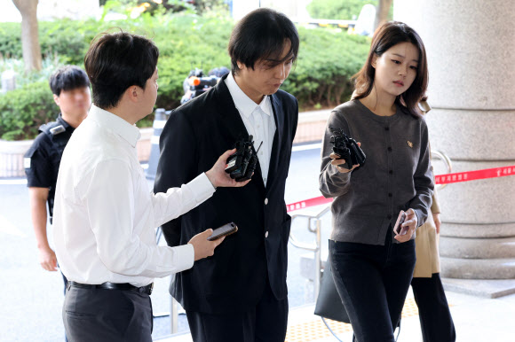 병역법 위반 혐의를 받는 가수 송민호가 1일 서울 서부지법에서 열리는 선고 공판에 출석하고 있다. 2026.10.1 연합뉴스