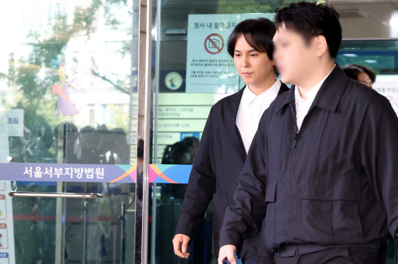 병역법 위반 혐의를 받는 가수 송민호가 1일 서울 서부지법에서 열린 선고 공판을 마치고 나서고 있다. 이날 송민호는 병역법 위반 혐의로 1심에서 징역 1년에 집행유예 2년을 선고 받았다. 2026.10.1 연합뉴스