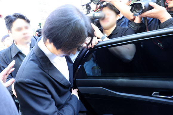 병역법 위반 혐의를 받는 가수 송민호가 1일 서울 서부지법에서 열린 선고 공판을 마치고 나서고 있다. 이날 송민호는 병역법 위반 혐의로 1심에서 징역 1년에 집행유예 2년을 선고 받았다. 2026.10.1 연합뉴스