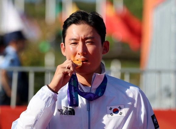 thumbnail - 금메달 깨무는 김종호