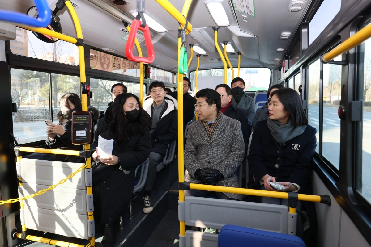 서강석(왼쪽 세번째) 송파구청장이 2022년 송파01번 마을버스 개통식에서 주민과 대화하고 있다.  송파구 제공