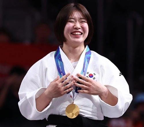 허미미가 1일 일본 나고야 아이치 인터내셔널 아레나에서 열린 2026 아이치·나고야아시안게임 유도 여자 57㎏급 결승전에서 승리하며 금메달을 목에 걸고 활짝 웃고 있다. 나고야 연합뉴스
