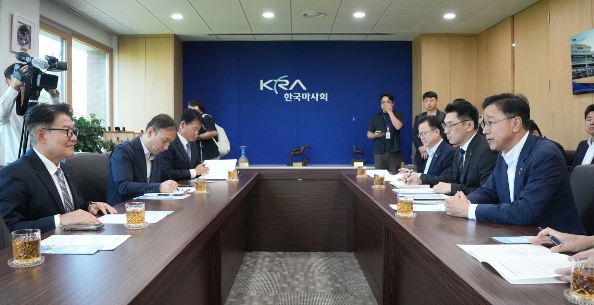 제주도가 1일 한국마사회 본사를 방문해 한국마사회 본사 제주이전 제안서를 전달하고 면담을 나누고 있다. 제주도 제공