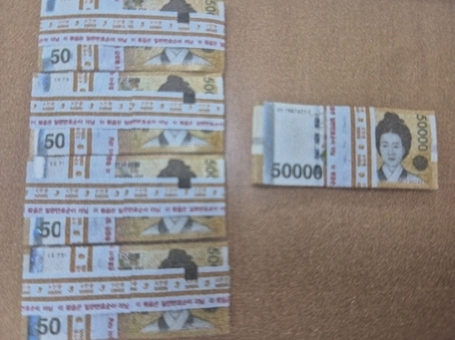 지난 2월 인천 제물포구 주택가에 버려진 쓰레기봉투에서 발견된 현금 2500만원. 인천 중부경찰서 제공
