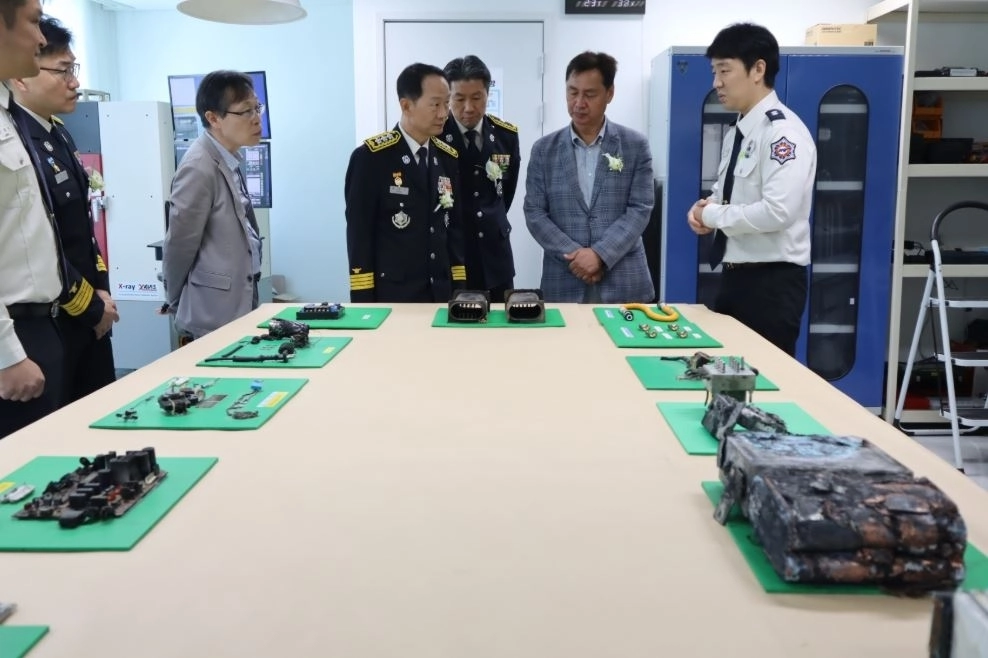화재감정연구센터 순회 중인 박칠성 위원장. 서울시의회 제공