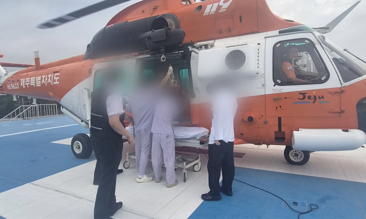 제주도소방안전본부는 1일 오전 4시 22분쯤 제주대학교병원에서 임신 24주 차인 30대 A씨를 소방헬기 한라매를 이용해 울산대 병원으로 긴급 이송 준비를 하고 있다. 제주도소방안전본부 제공