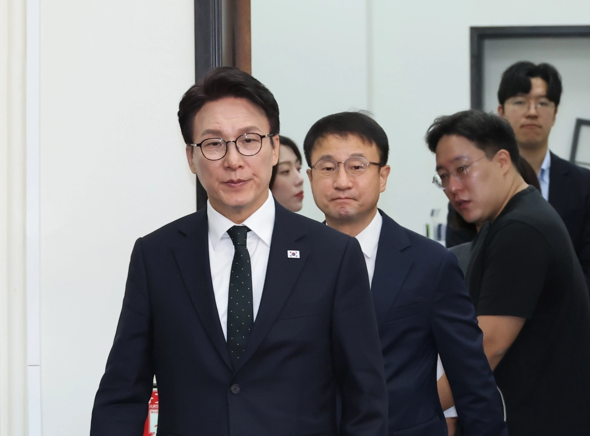 더불어민주당 김민석 대표가 2일 국회에서 열린 최고위원회의에 입장하고 있다. 뒤는 한병도 원내대표. 2026.10.2 연합뉴스