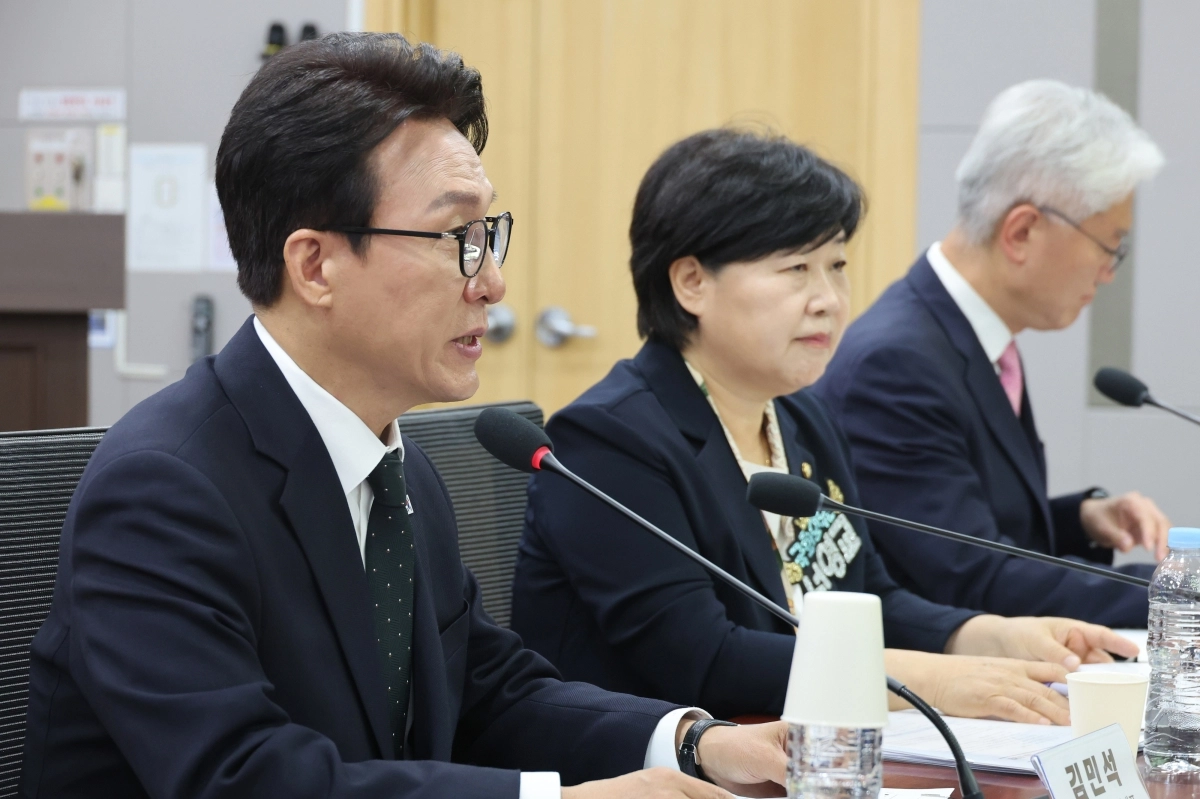 김민석 더불어민주당 대표가 2일 서울 여의도 국회 의원회관에서 열린 대법관 임명 관련 헌법전문가 긴급 좌담회에서 인사말을 하고 있다. 2026.10.2/뉴스1