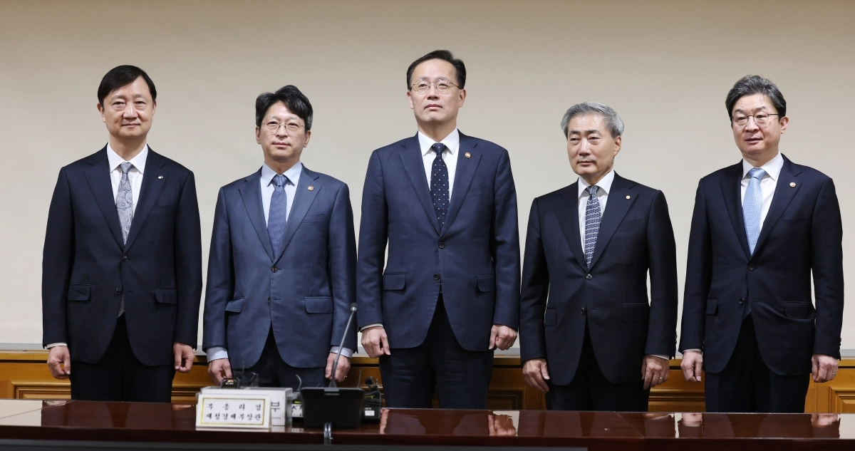기념 촬영하는 이형일 부총리와 금융 수장들