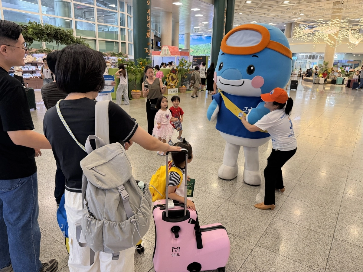제주도는 오는 16일부터 22일까지 열리는 제107회 전국체육대회의 마스코트인 끼요를 활용해 제주공항에 도착한 관광객들에게 홍보를 하고 있다. 제주도 제공