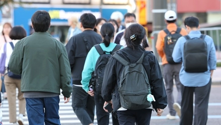 2일 아침 기온이 뚝 떨어져 직장인들이 평소보다 두꺼운 옷을 입고 출근하고 있다. 연합뉴스
