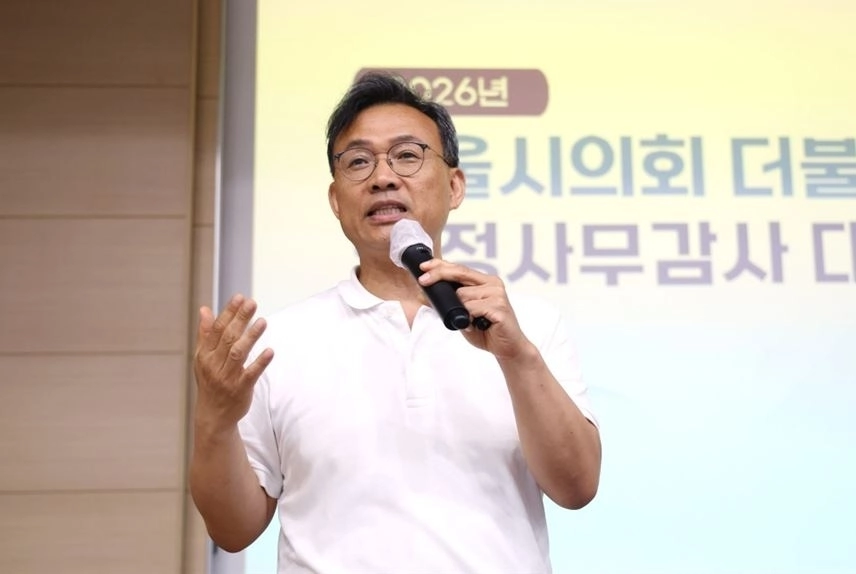 워크숍 기조발제에서 주요 현안을 설명 중인 이상훈 의원. 서울시의회 제공