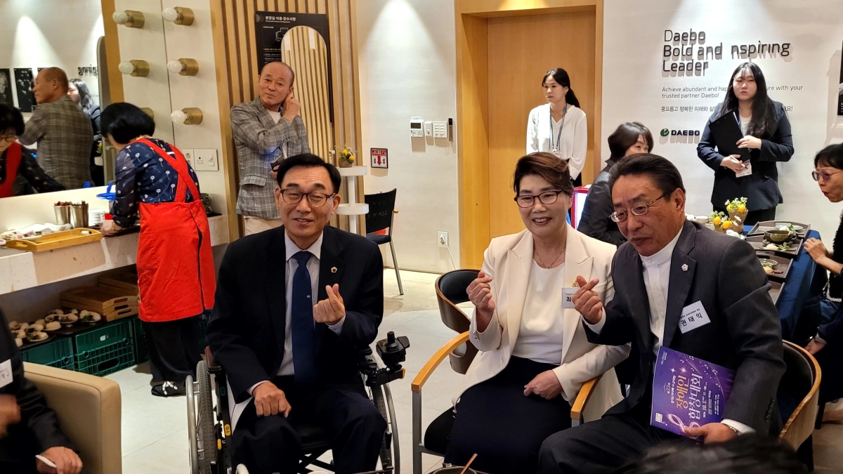 ▲김현덕 의원(앞줄 왼쪽)이 1일 열린 ‘제23회 경기도지사배 시·군대항 장애인합창대회’ 대기실에서 관계자들과 함께 기념촬영을 하고 있다. (사진=경기도의회)