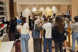 K-뷰티 유럽 진출 전초기지 열렸다…파리 중심가에 플래그십 허브 ‘mmm’ 개소