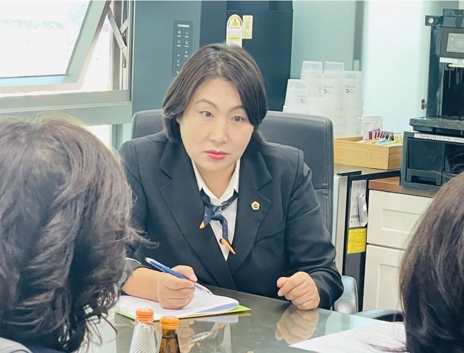 ▲ 지난 1일 교육행정위원회 회의실에서 김성수 교육행정위원장과 함께 한국유치원총연합회 관계자들과 간담회를 갖은 장경임 의원(사진=경기도의회)