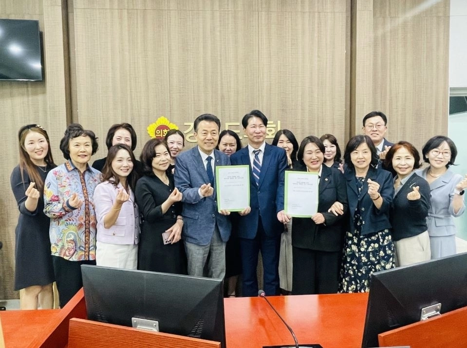 ▲ 장경임 의원이 참석자들과 기념촬영을 하고 있다. (사진=경기도의회)