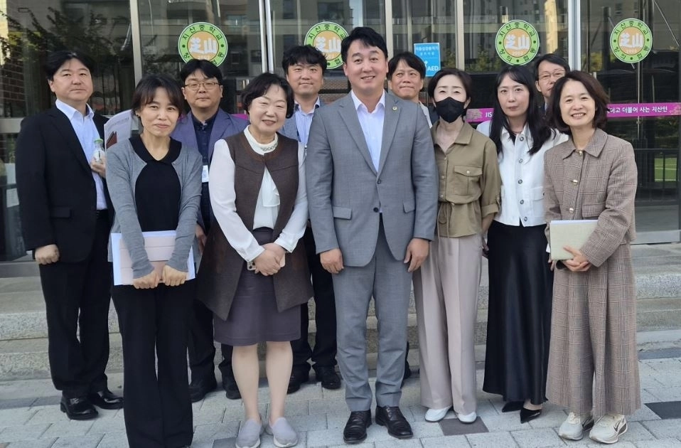 ▲ 참석자들과 기념촬영을 하는 손성익 의원(사진=경기도의회)