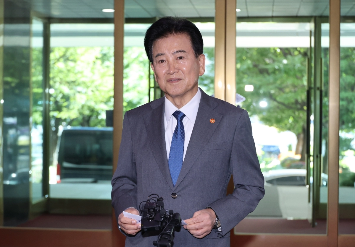 비무장지대(DMZ)에 매설된 북한 지뢰 폭발 사건과 관련해 유럽 출장을 단축, 귀국한 정동영 통일부 장관이 2일 서울 종로구 정부서울청사로 출근하며 취재진 질문에 답하고 있다. 2026.10.2 연합뉴스