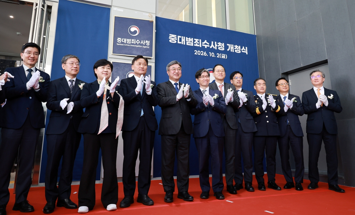 윤호중 행정안전부 장관을 비롯한 관계자들이 2일 서울 중구 르네스퀘어에서 열린 중대범죄수사청 현판식을 마치고 기념촬영을 하고 있다. 뉴스1