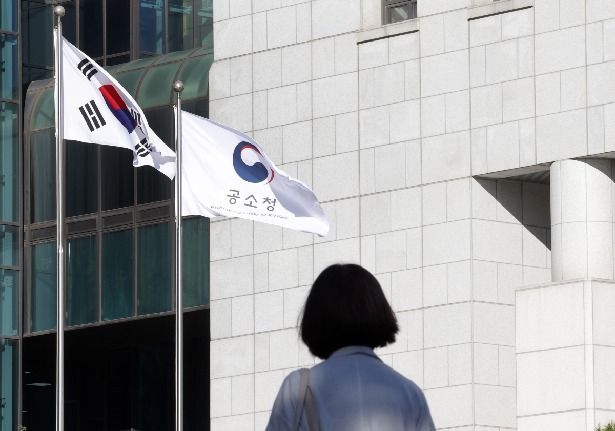 공소청 출범 첫날인 2일 서울 서초구 공소청으로 직원들이 출근하고 있다. 뉴시스
