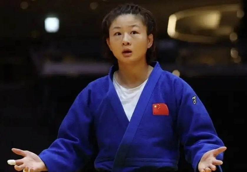 1일 일본 나고야 아이치 인터내셔널 아레나에서 열린 2026 아이치·나고야 아시안게임 유도 여자 70㎏급 8강에서 중국 탕징이 경기 도중 상대 선수인 일본 마에다 린의 왼쪽 팔을 깨물어 실격패를 당했다. 탕징은 심판을 향해 두 손을 펼쳐보이고 당황한 표정을 짓다 판정을 받아들여 퇴장했다. 자료 : 중국 소셜미디어