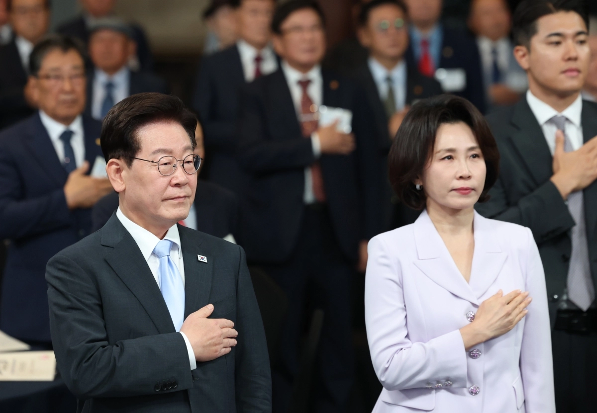 국기에 경례하는 이재명 대통령